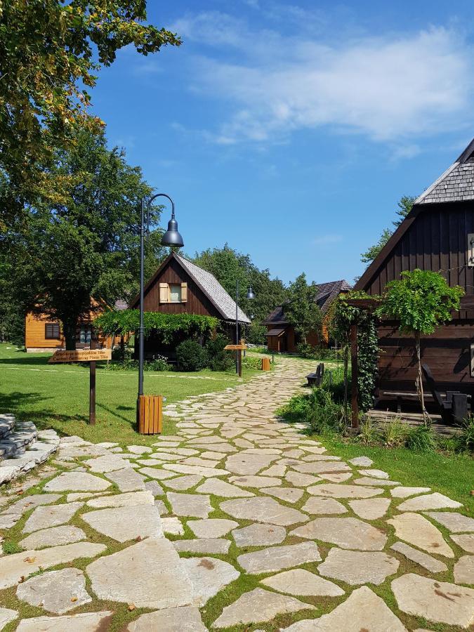 Fenomen Plitvice Resort พลิตวิชกา เยเซรา ภายนอก รูปภาพ